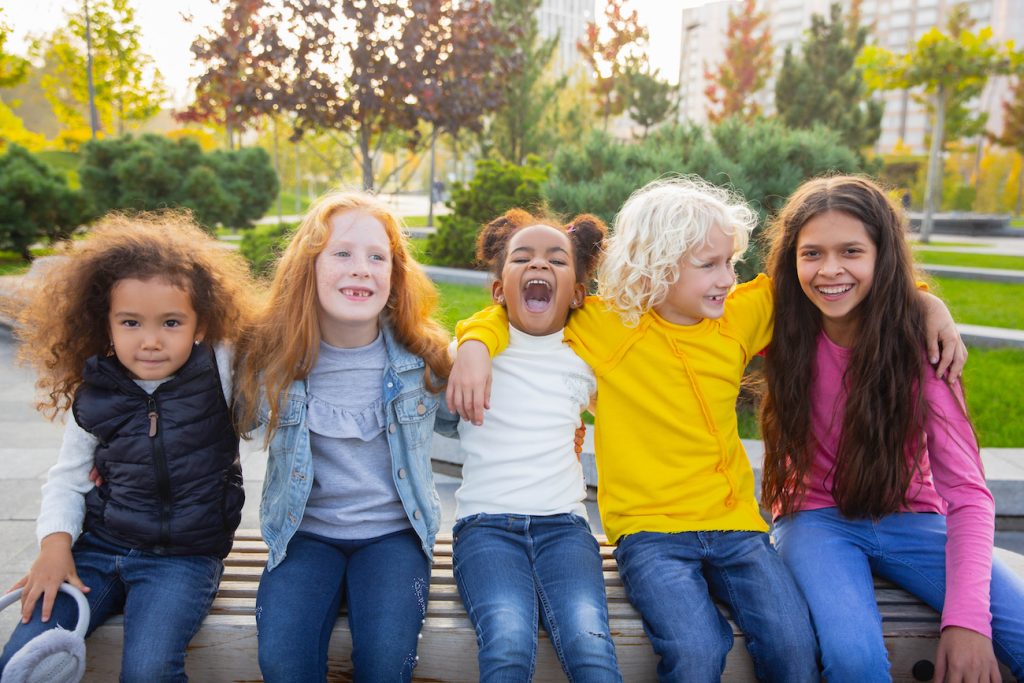 Grupo de niños jugando en el parque.