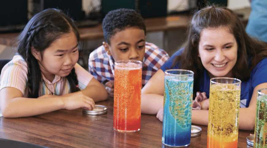 niños realizando experimentos científicos