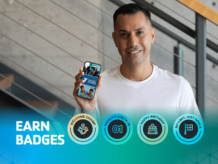 kumita ng mga badge kasama ang lalaking may hawak na telepono gamit ang app